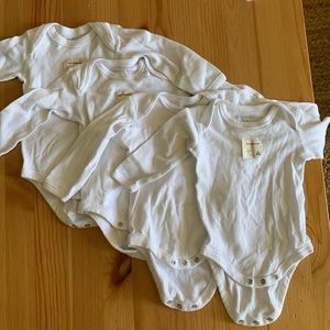 Bundle of 5 Burt’s bees long sleeve onesie size 0-3m